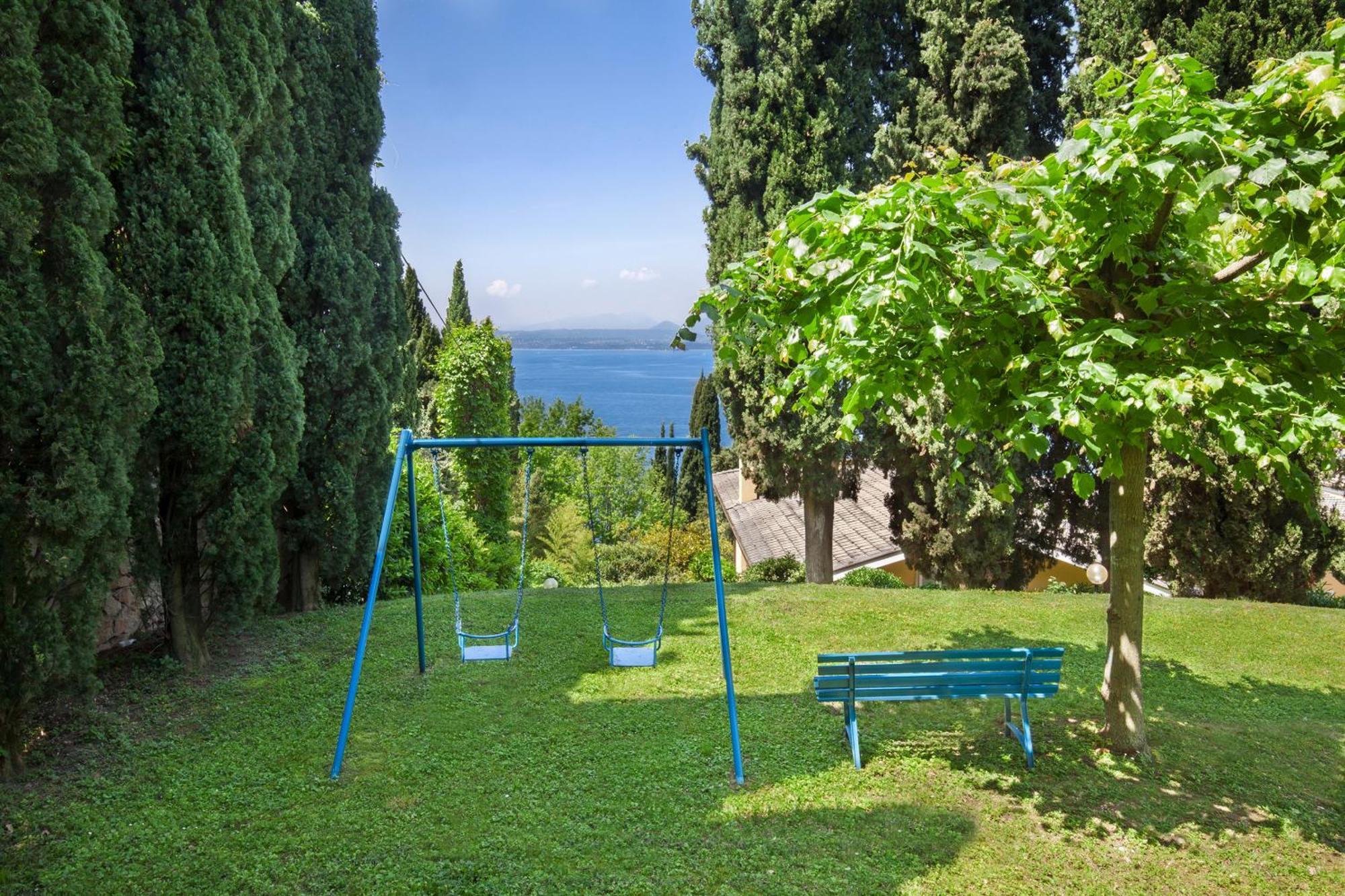 Leonardo Walsh Apartment With Lake View Torri Del Benaco Exterior photo