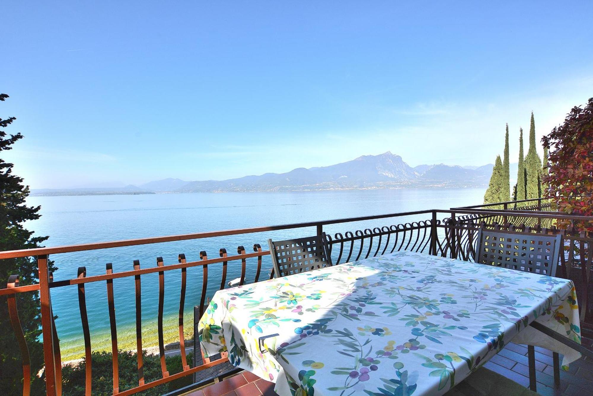 Leonardo Walsh Apartment With Lake View Torri Del Benaco Exterior photo